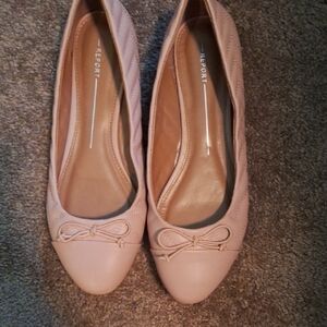 Report Pink Flats Minimalist Design